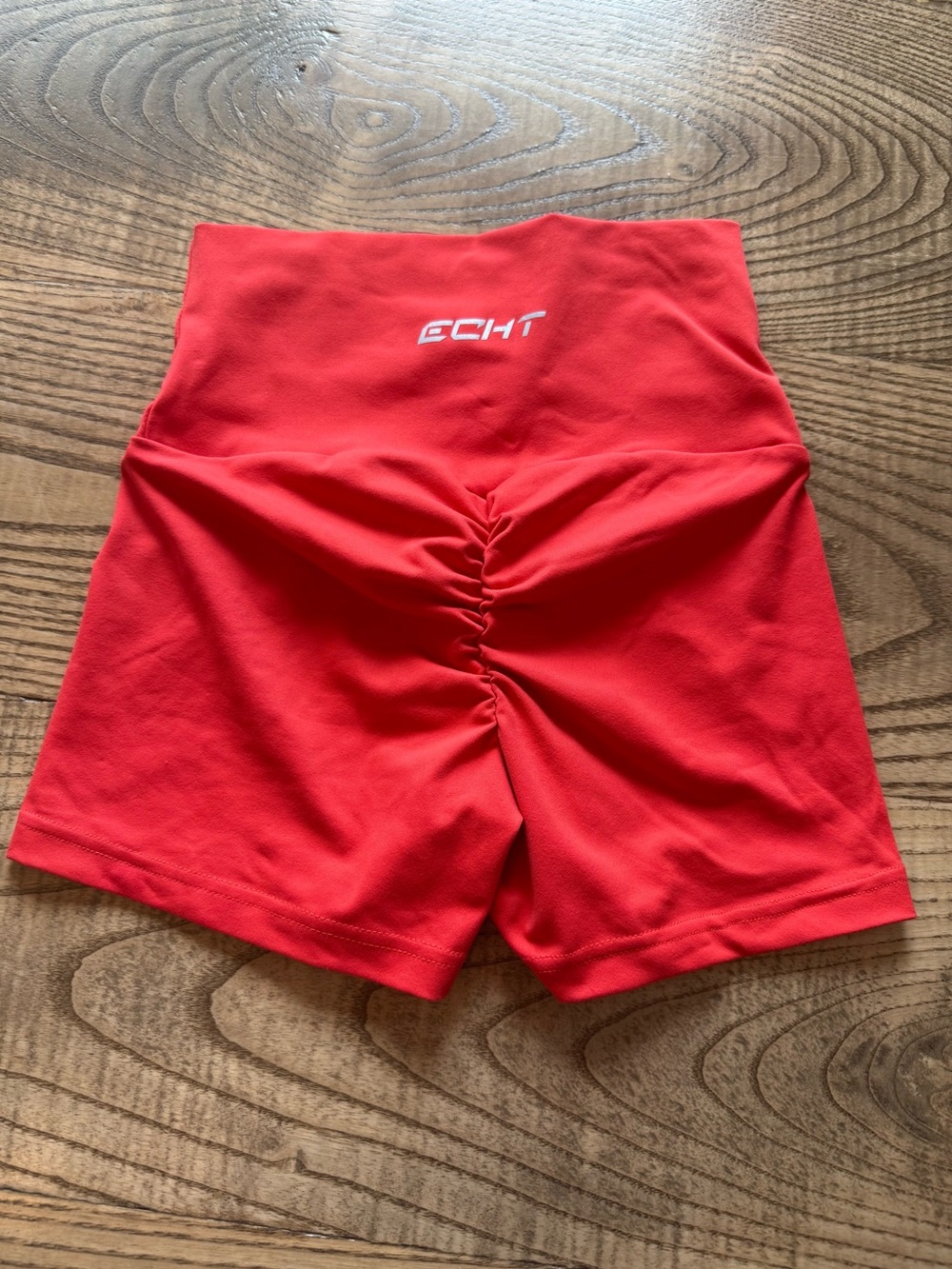 ECHT FORCE SCRUNCH SHORTS II - GRENADINE RED